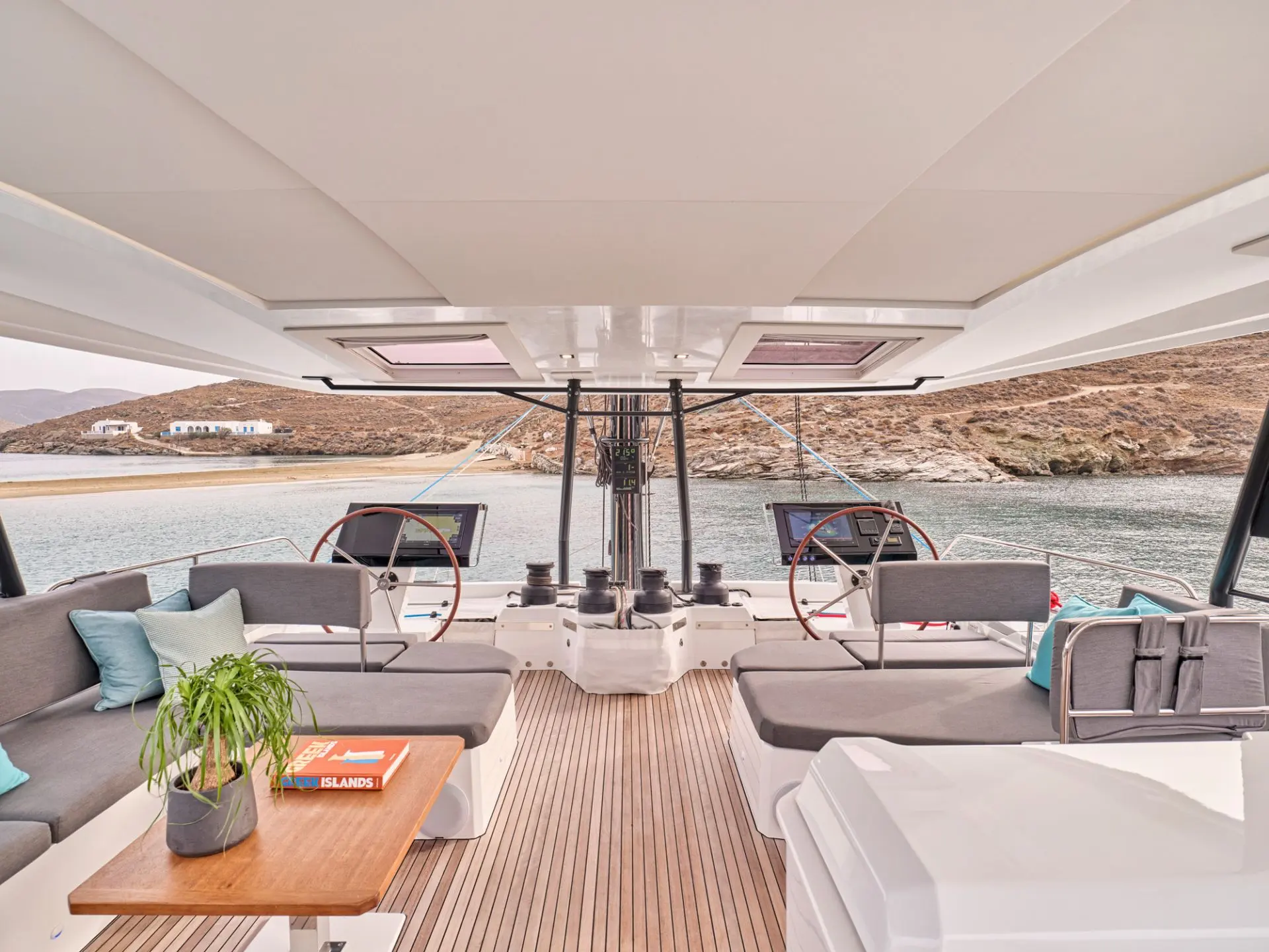 Alegria 67 DOLLY – Flybridge seating and table