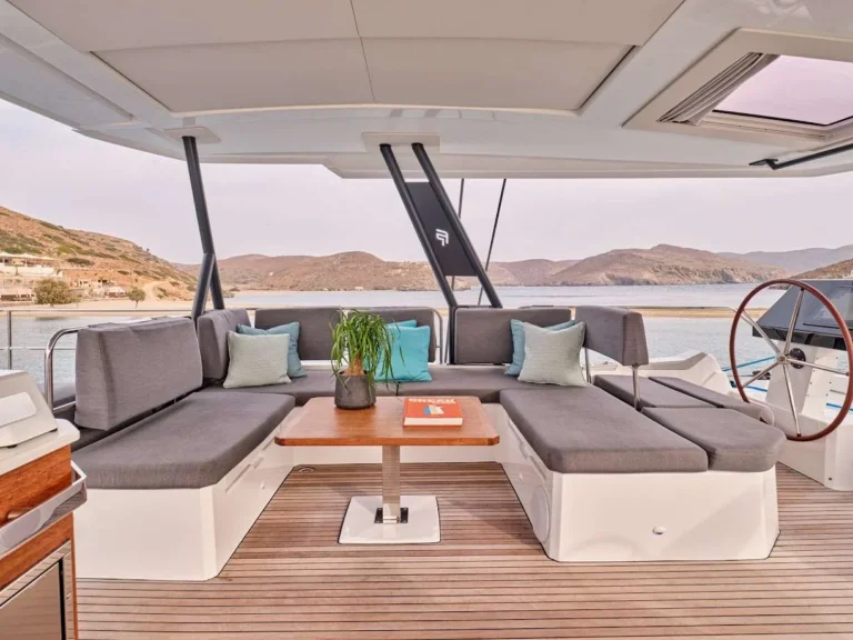 Alegria 67 DOLLY – Flybridge lounge and helm