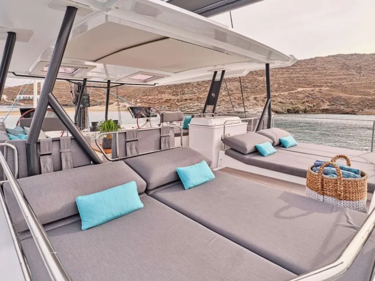 Alegria 67 DOLLY – Flybridge sunbeds