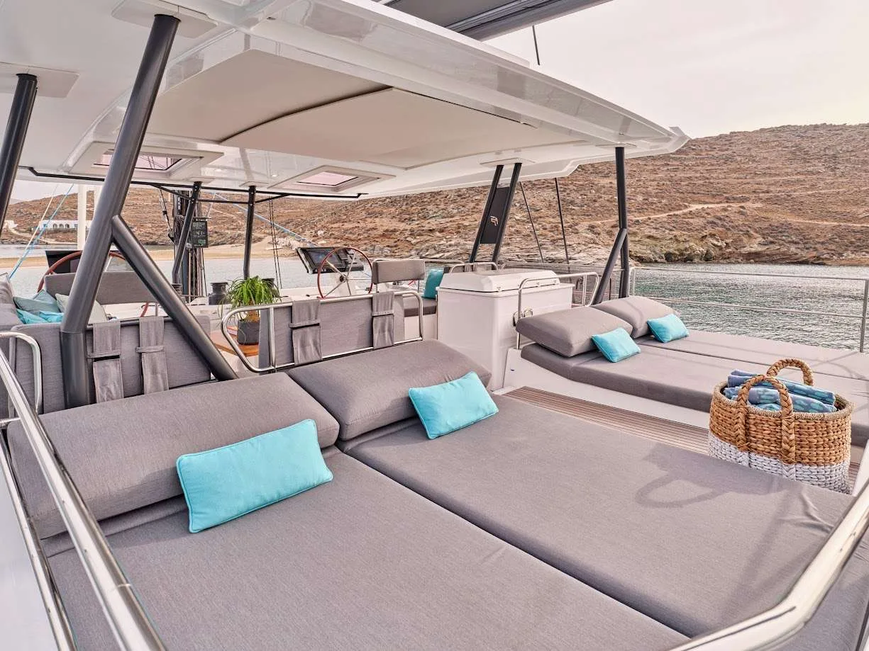 Alegria 67 DOLLY – Flybridge sunbeds