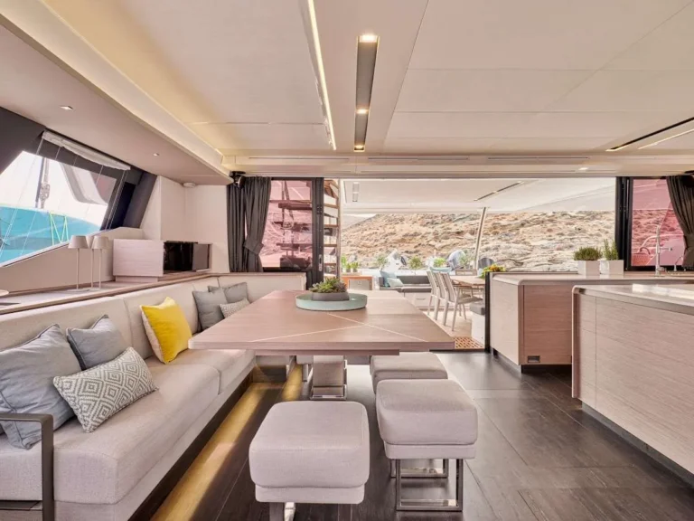 Alegria 67 DOLLY – Saloon dining area