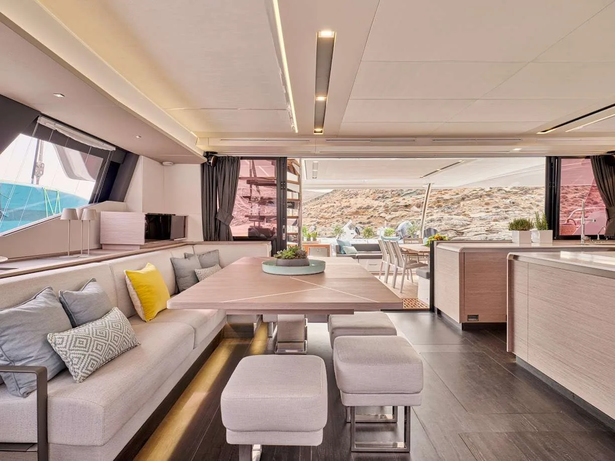 Alegria 67 DOLLY – Saloon dining area