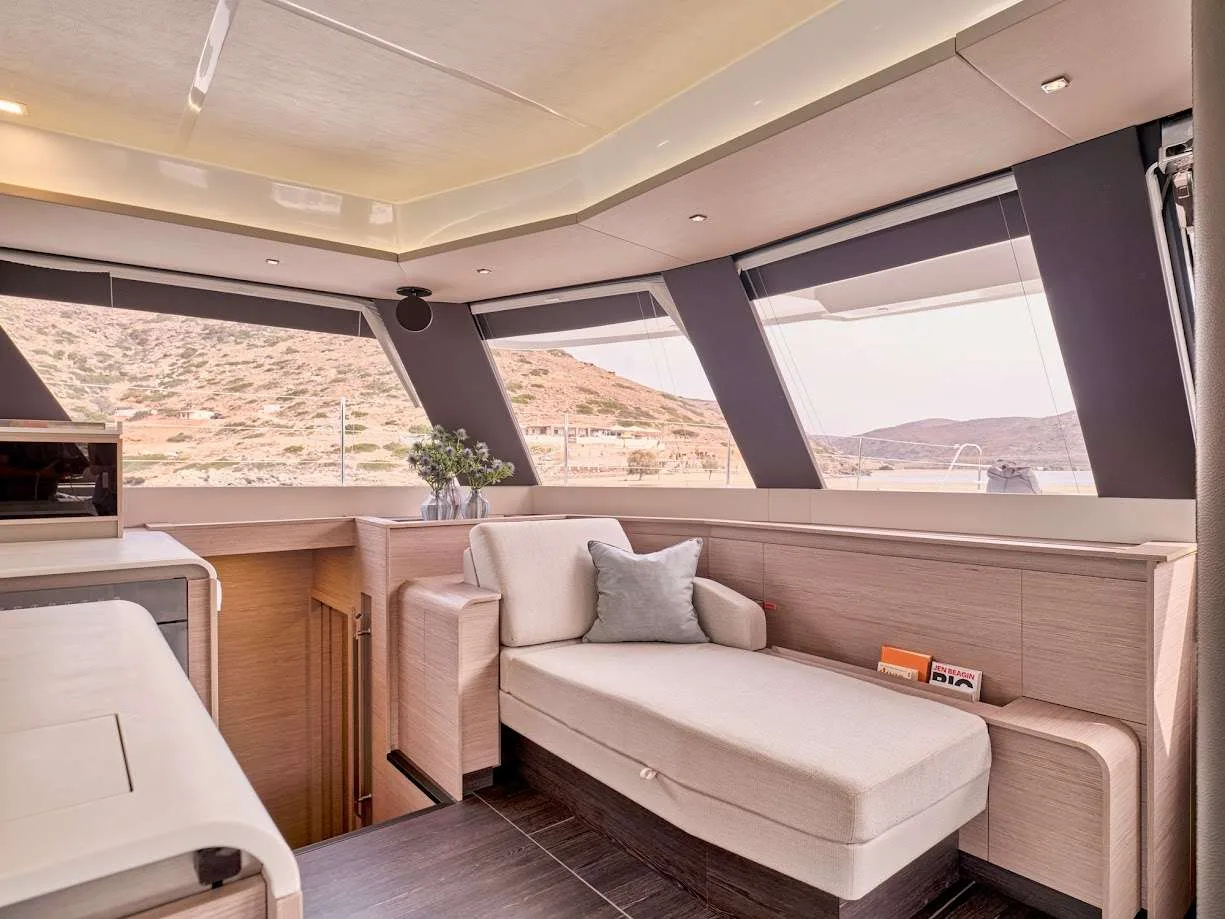 Alegria 67 DOLLY – Saloon seating