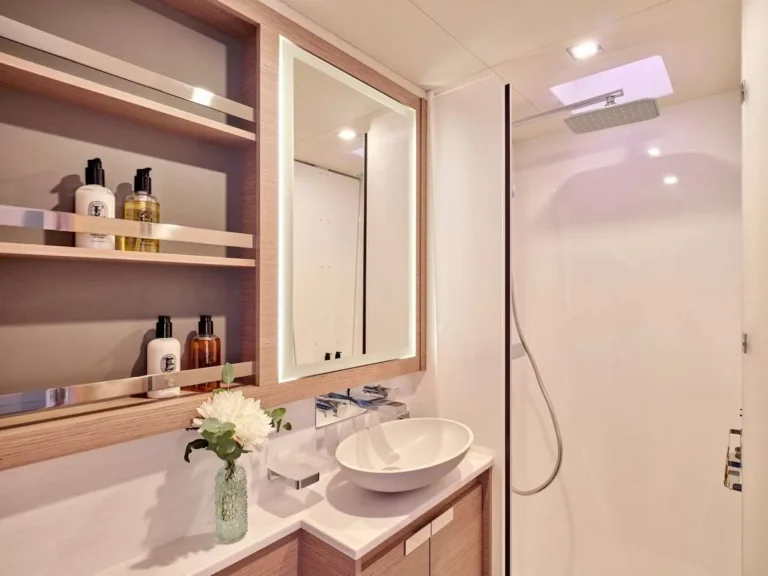 Alegria 67 DOLLY – Guest bathroom with shower