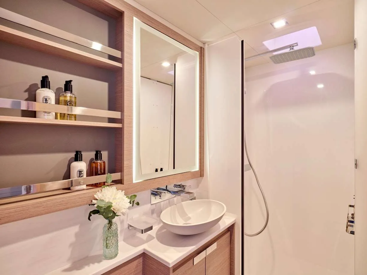 Alegria 67 DOLLY – Guest bathroom with shower