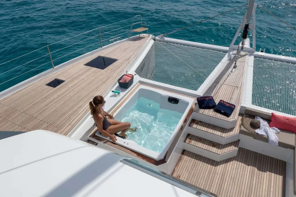 FP Alegria 67 INSPIRANTE – foredeck Jacuzzi