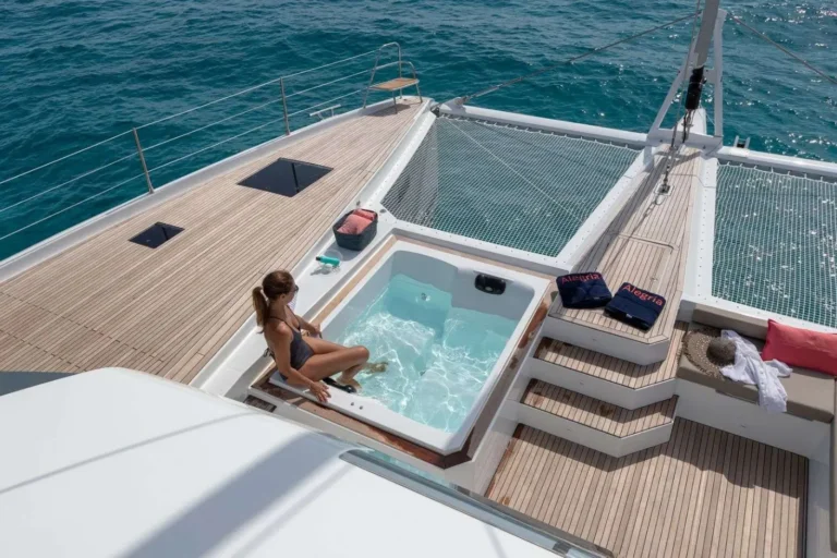 FP Alegria 67 INSPIRANTE – foredeck Jacuzzi