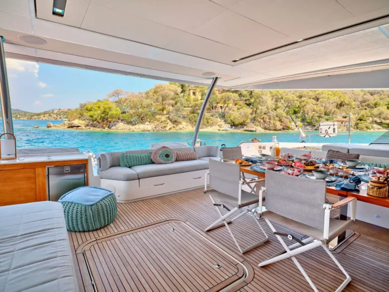 Fountaine Pajot Alegria 67 KIMATA – Aft deck dining