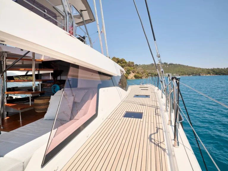 Fountaine Pajot Alegria 67 KIMATA – Side deck