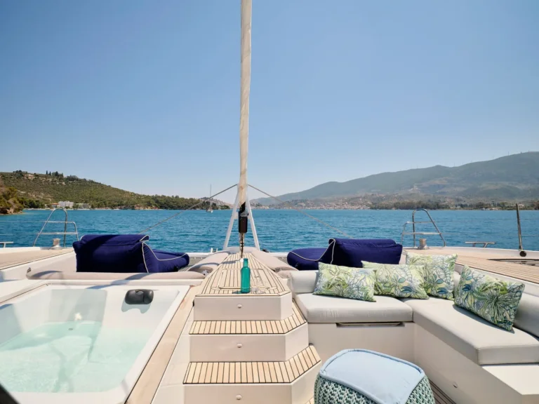 Fountaine Pajot Alegria 67 KIMATA – Foredeck lounge