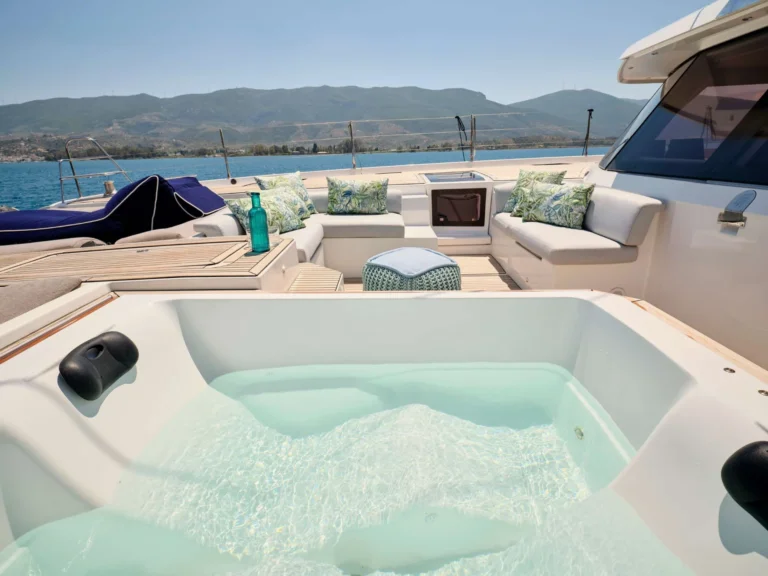 Fountaine Pajot Alegria 67 KIMATA – Foredeck Jacuzzi