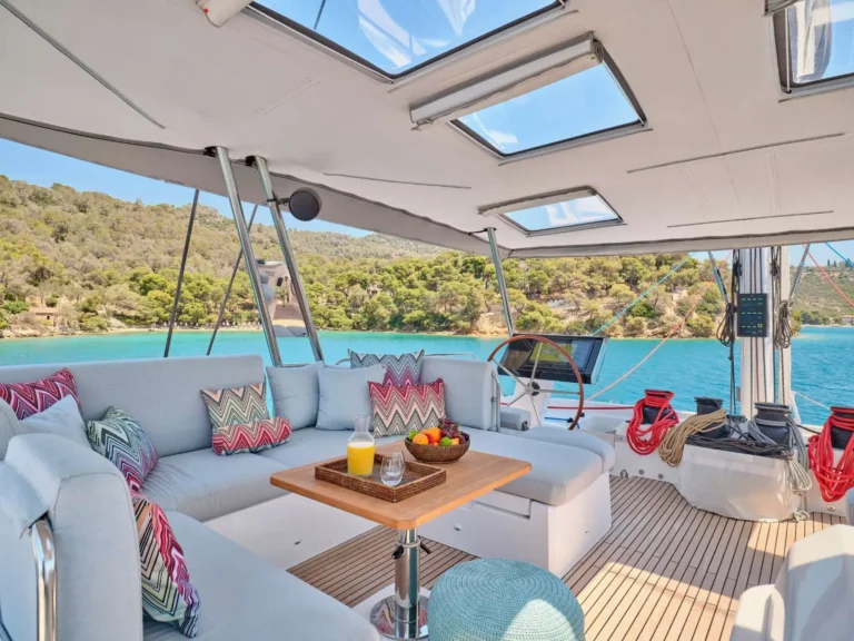 Fountaine Pajot Alegria 67 KIMATA – Flybridge lounge