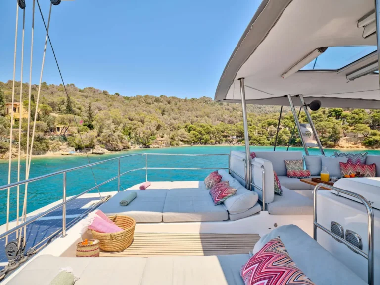 Fountaine Pajot Alegria 67 KIMATA – Flybridge seating