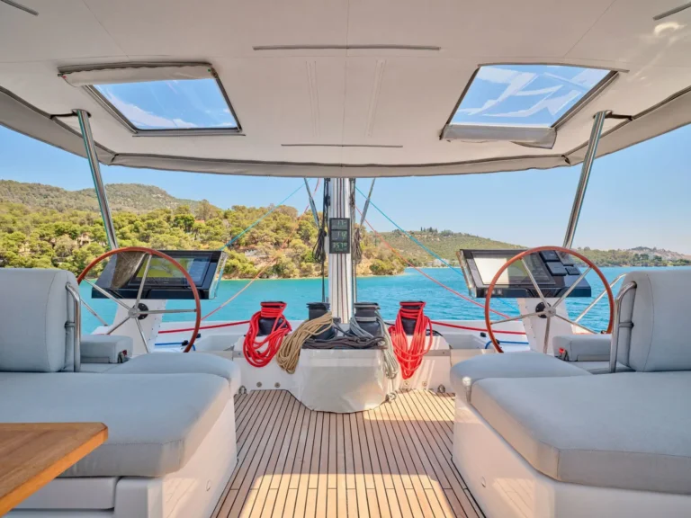 Fountaine Pajot Alegria 67 KIMATA – Flybridge helm stations