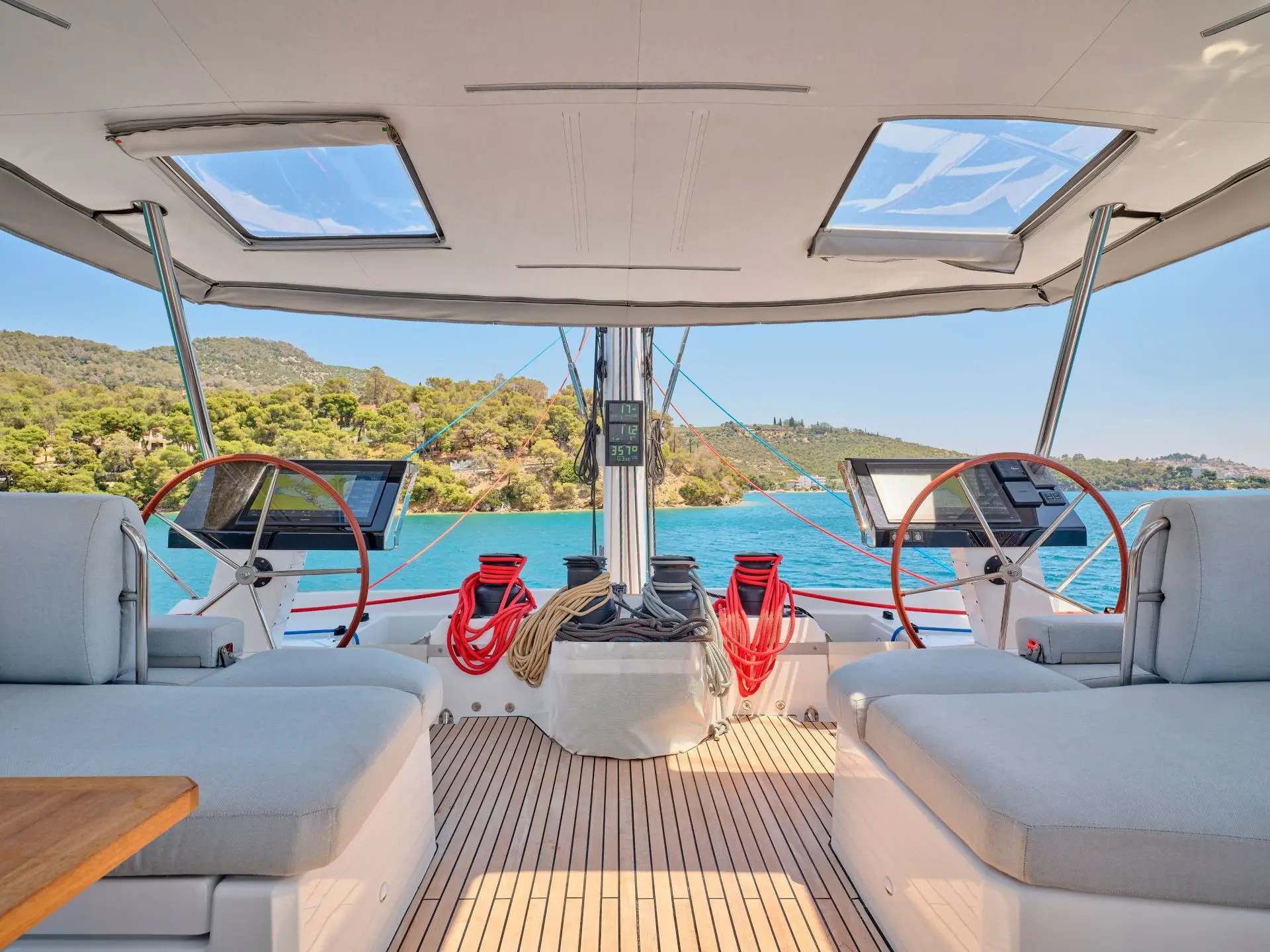 Fountaine Pajot Alegria 67 KIMATA – Flybridge helm stations