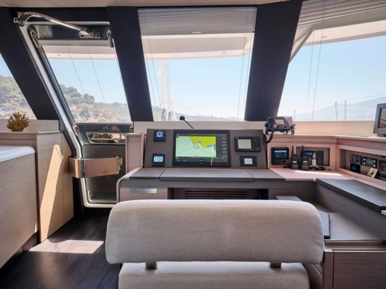 Fountaine Pajot Alegria 67 KIMATA – Navigation station