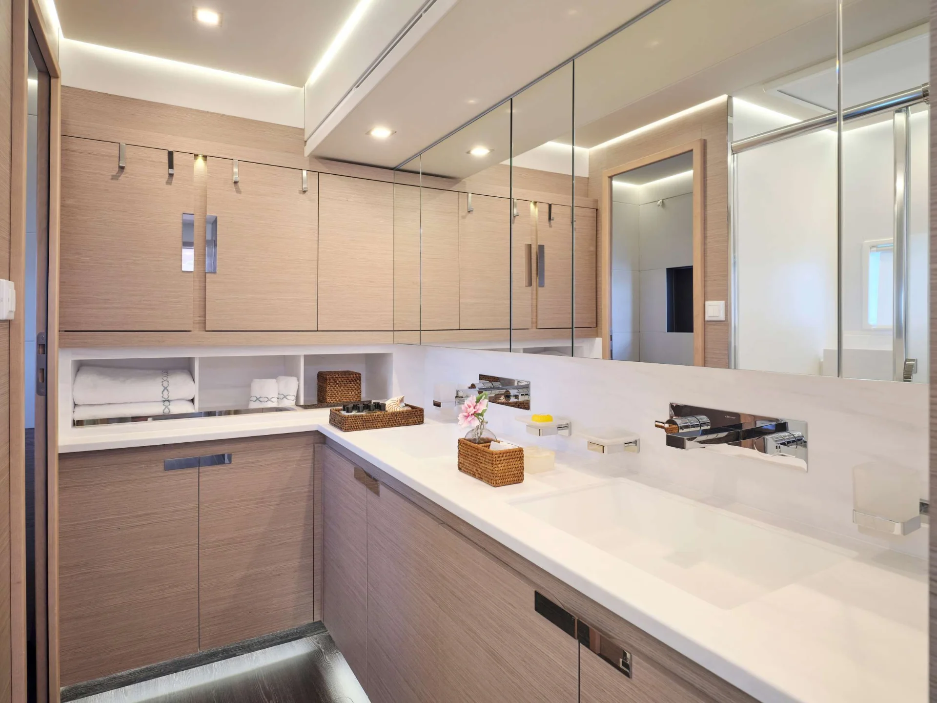 Fountaine Pajot Alegria 67 KIMATA – Owner bathroom