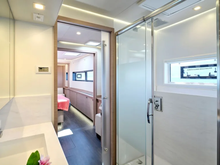 Fountaine Pajot Alegria 67 KIMATA – En-suite shower