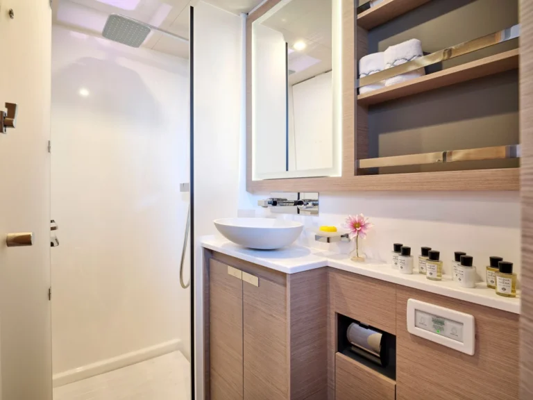 Fountaine Pajot Alegria 67 KIMATA – Guest bathroom