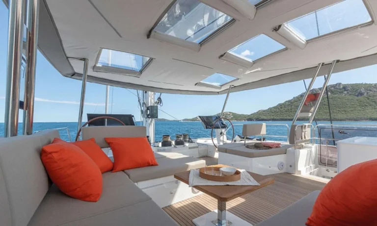 Alegria 67 LISA OF THE SEAS – Flybridge lounge