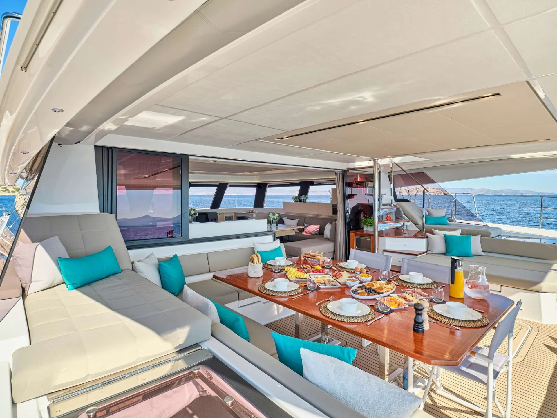 Fountaine Pajot Alegria 67 SUNMOON – Aft deck dining