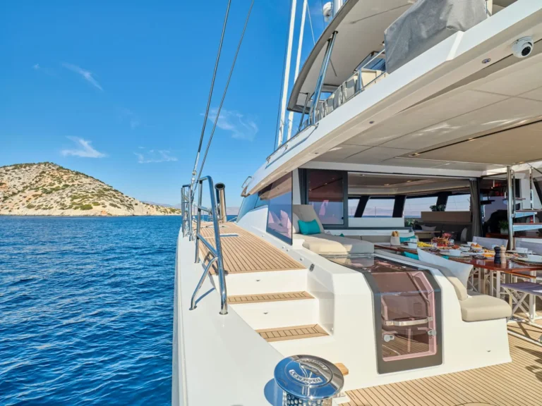 Fountaine Pajot Alegria 67 SUNMOON – Side deck