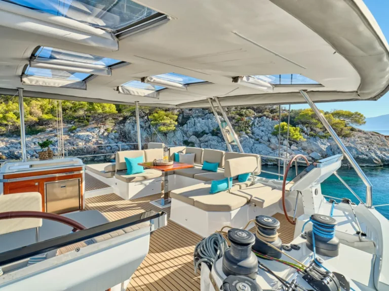 Fountaine Pajot Alegria 67 SUNMOON – Flybridge lounge