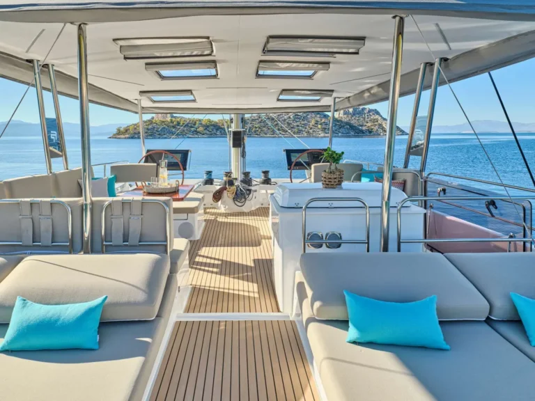 Fountaine Pajot Alegria 67 SUNMOON – Flybridge seating