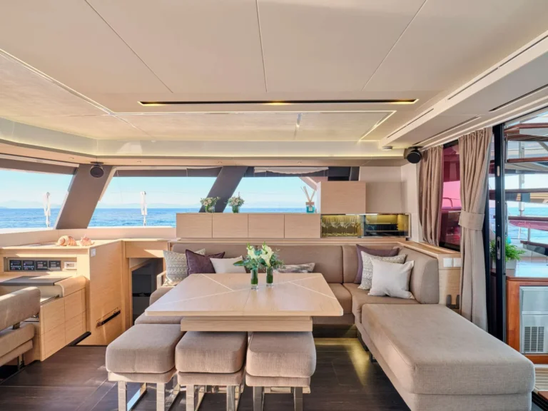 Fountaine Pajot Alegria 67 SUNMOON – Main saloon