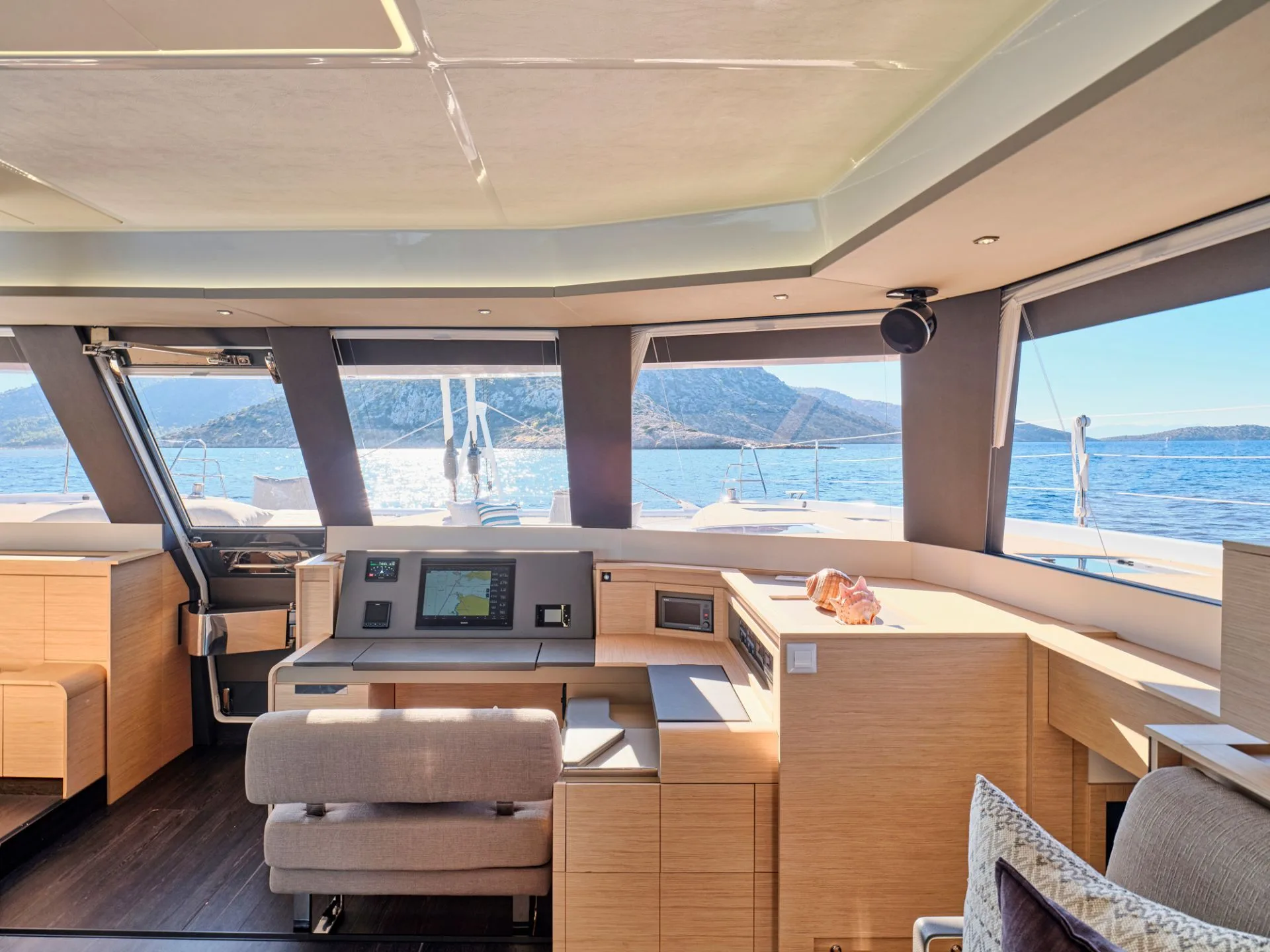 Fountaine Pajot Alegria 67 SUNMOON – Navigation station
