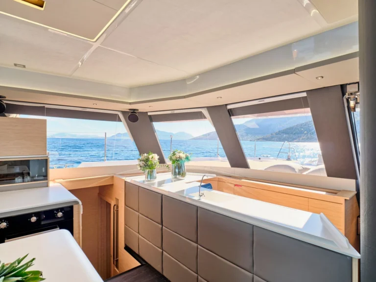 Fountaine Pajot Alegria 67 SUNMOON – Saloon bar