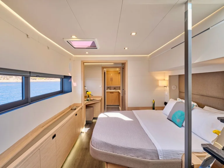 Fountaine Pajot Alegria 67 SUNMOON – Master suite bed