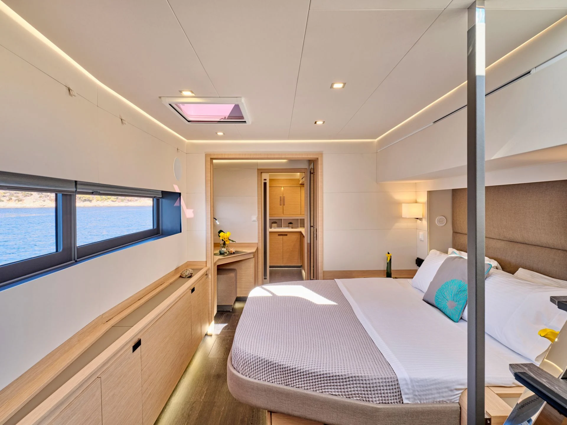Fountaine Pajot Alegria 67 SUNMOON – Master suite bed