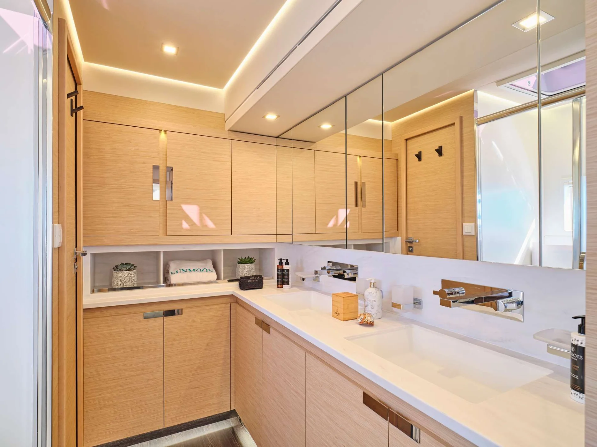 Fountaine Pajot Alegria 67 SUNMOON – Master bathroom