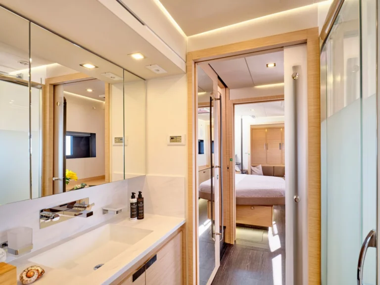 Fountaine Pajot Alegria 67 SUNMOON – Master suite en-suite