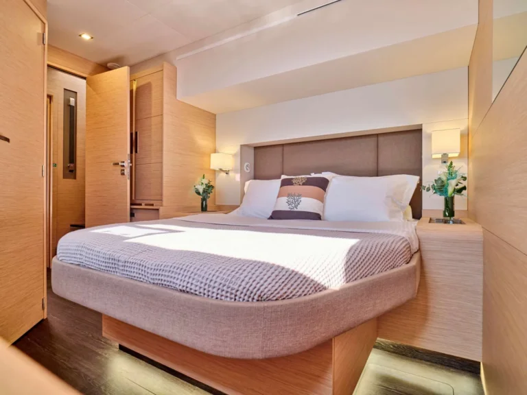 Fountaine Pajot Alegria 67 SUNMOON – Queen guest cabin