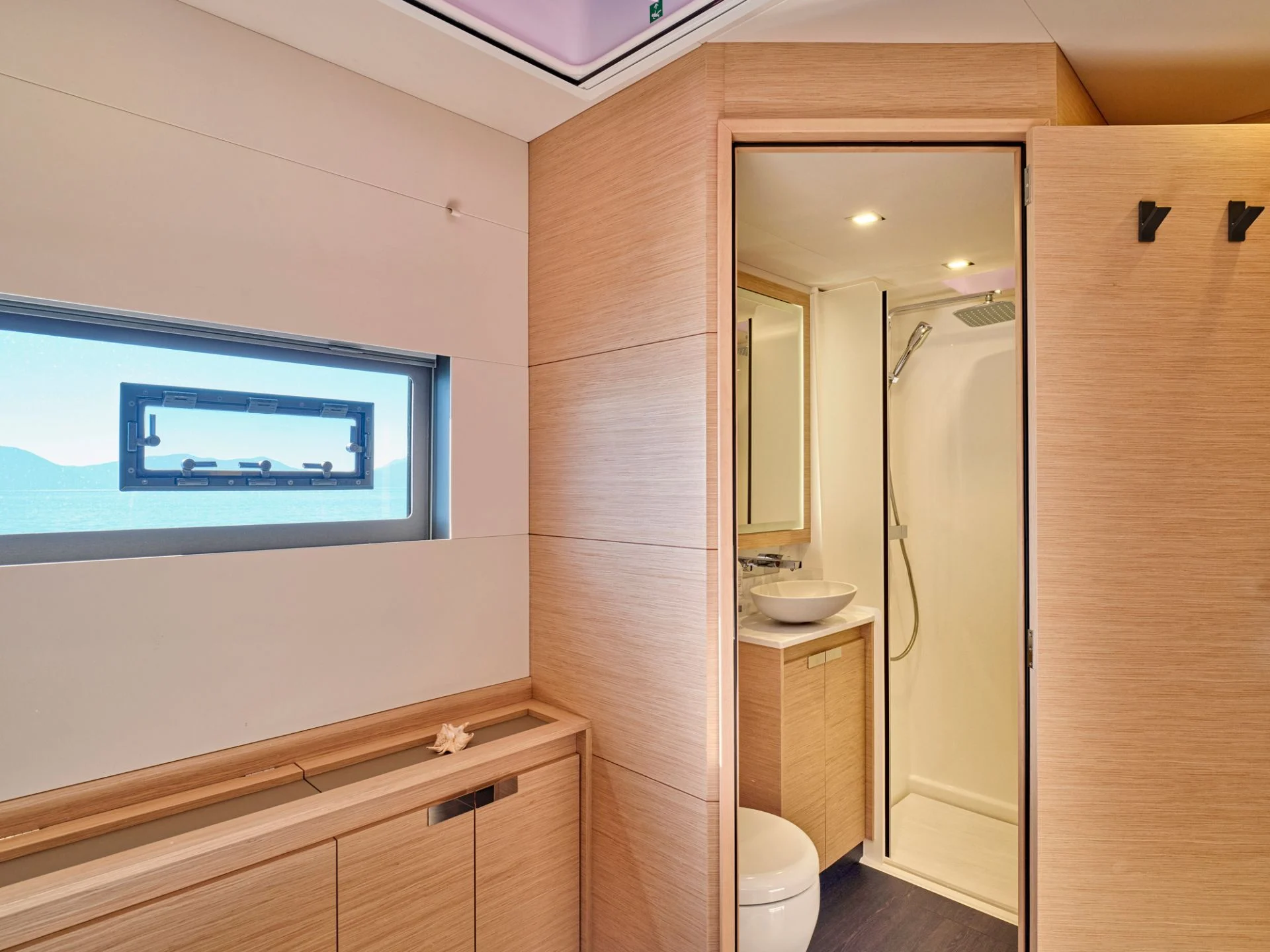 Fountaine Pajot Alegria 67 SUNMOON – Guest shower room