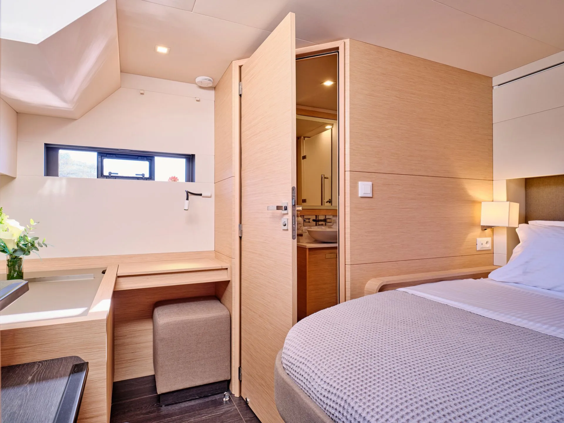 Fountaine Pajot Alegria 67 SUNMOON – Cabin with vanity