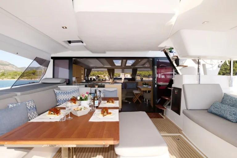 Fountaine Pajot Aura 51 BLUE ONE – Main saloon