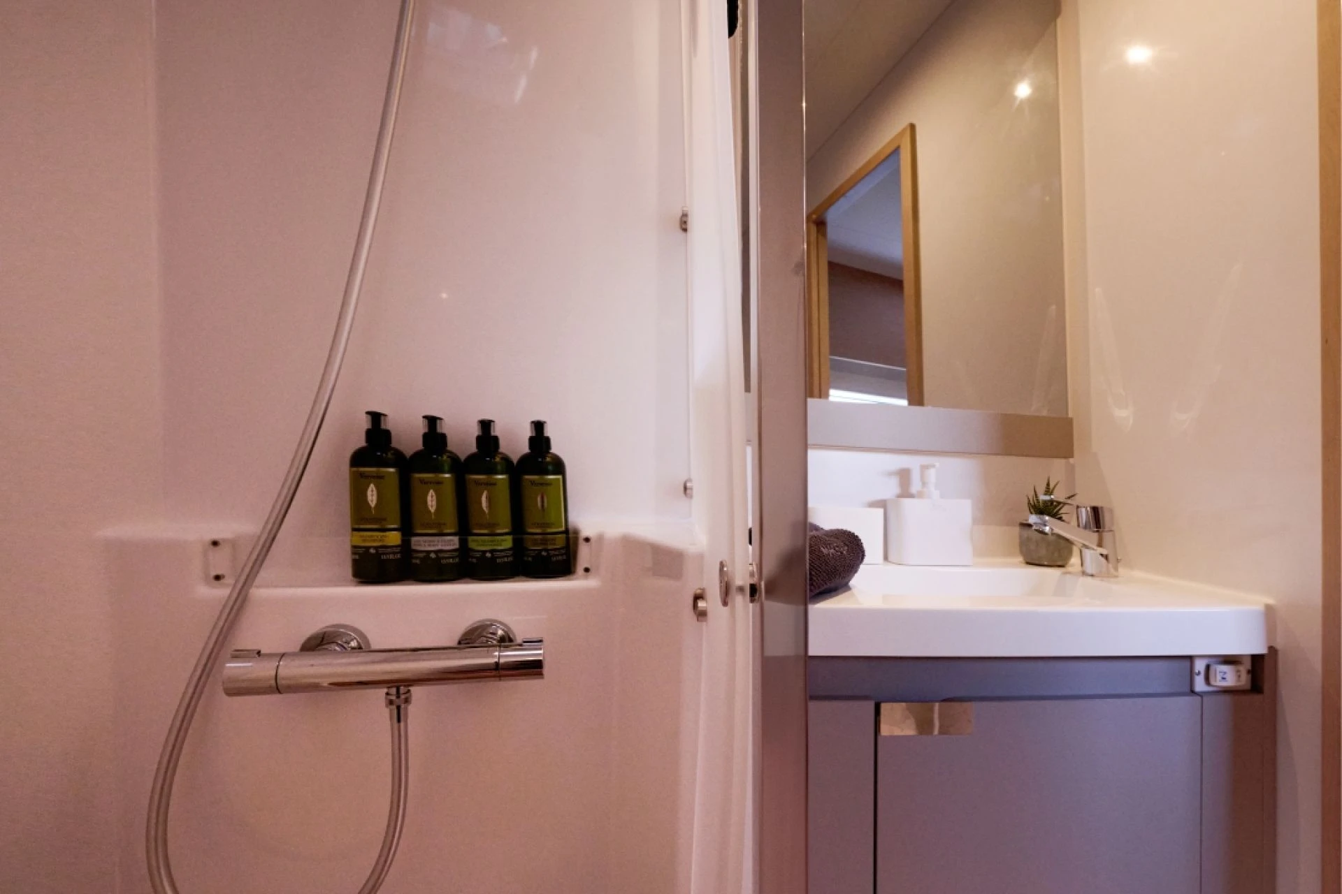 Fountaine Pajot Aura 51 BLUE ONE – En-suite bathroom