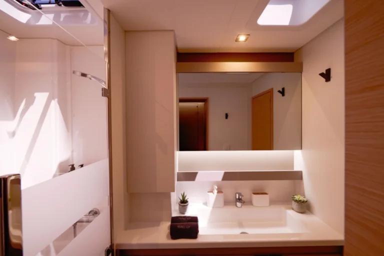 Fountaine Pajot Aura 51 BLUE ONE – Shower room