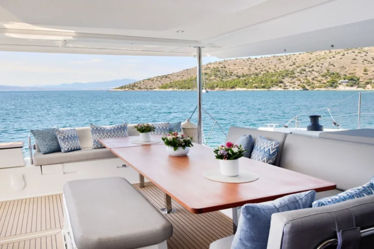 Fountaine Pajot Aura 51 BLUE ONE – Aft deck dining