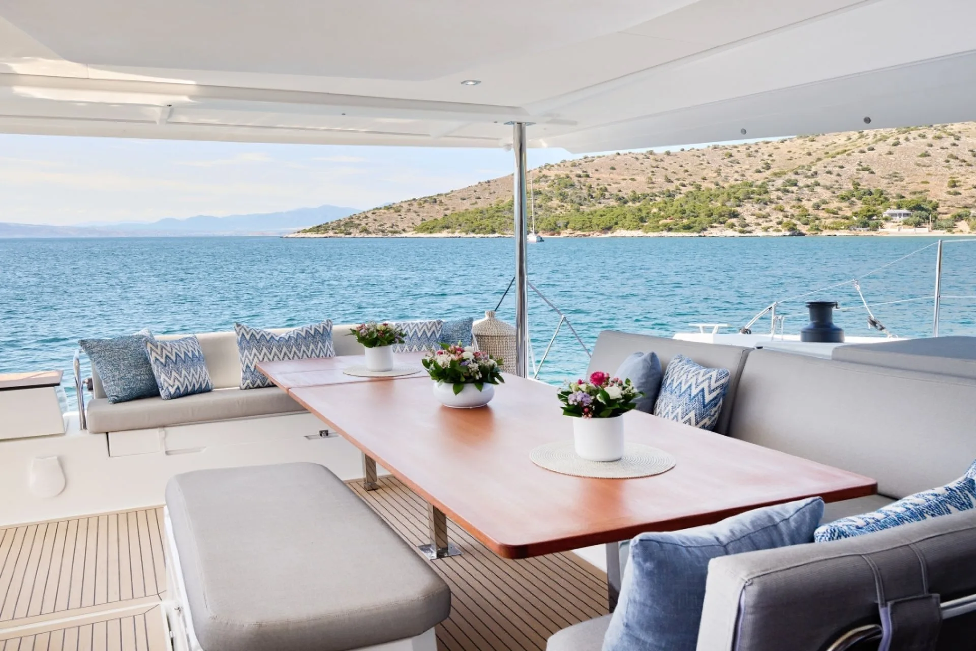 Fountaine Pajot Aura 51 BLUE ONE – Aft deck dining