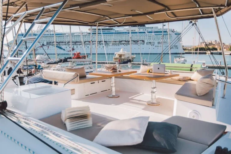 Bali 5.4 MAIA – flybridge sun loungers
