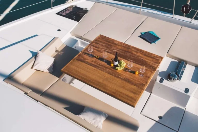 Bali 5.4 MAIA – flybridge table