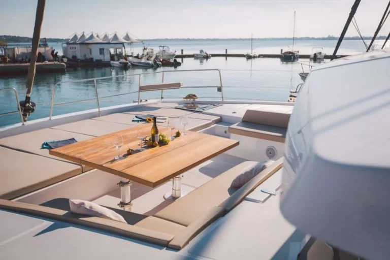 Bali 5.4 MAIA – foredeck lounge