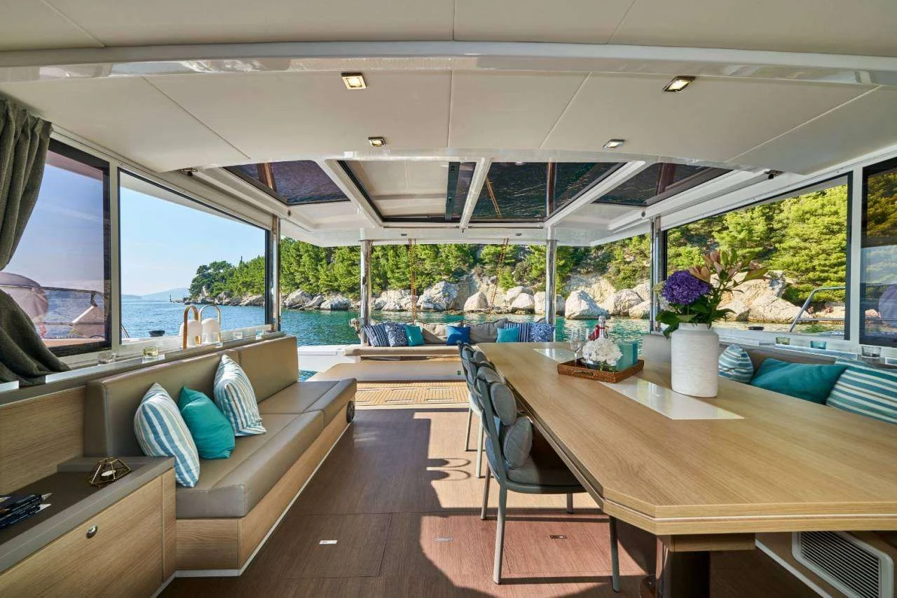 Bali 5.4 MAIA – cockpit dining