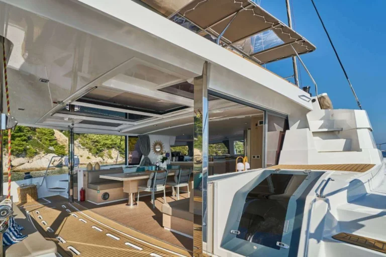 Bali 5.4 MAIA – open-plan cockpit