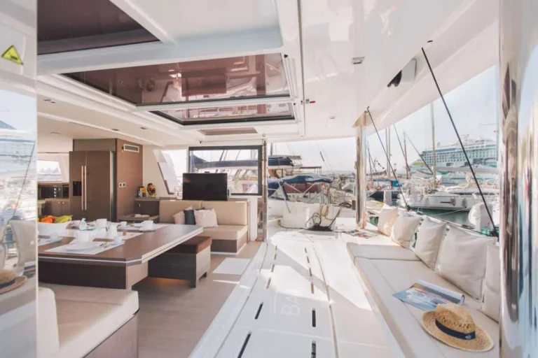 Bali 5.4 MAIA – saloon from the cockpit