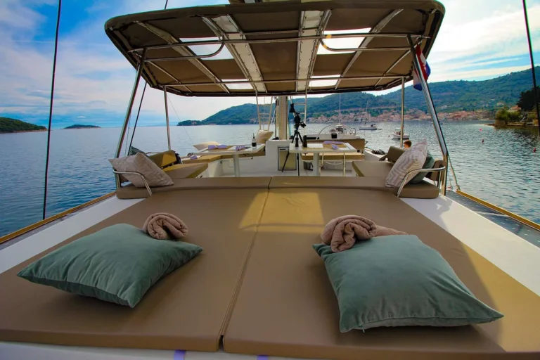 Bali 5.4 NAMASTE OF BALI – flybridge lounge